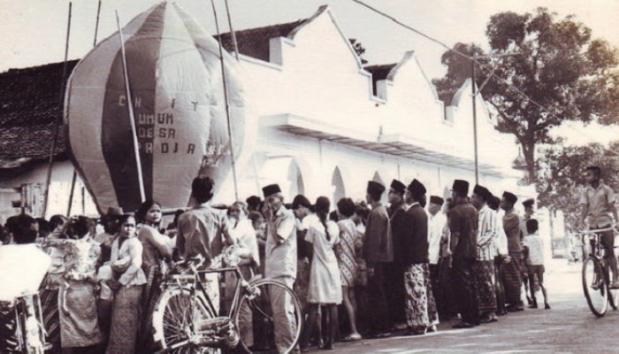 Melongoksuasanalebaranzamanduludiindonesia
