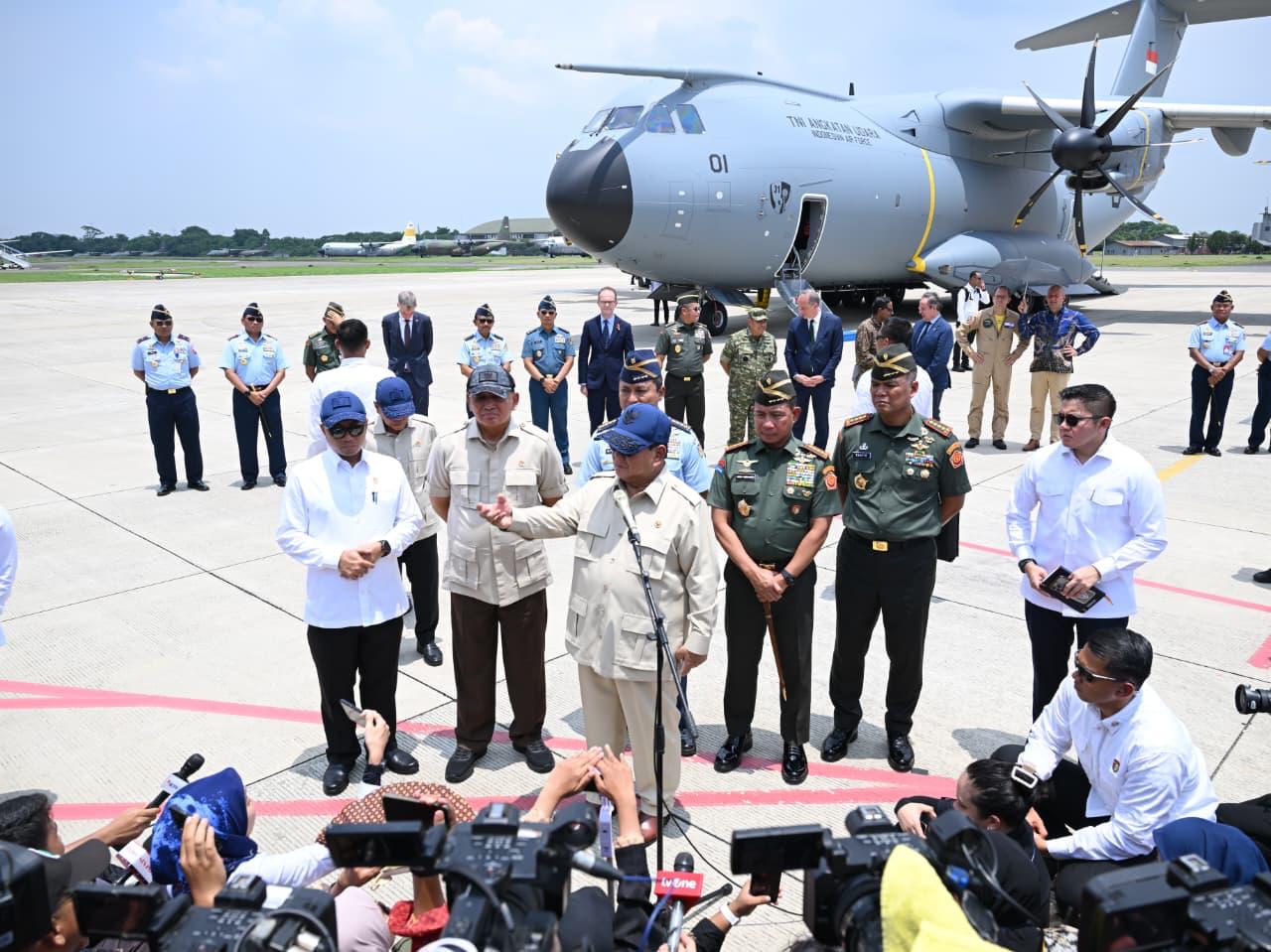 Presiden Prabowo Subianto memberikan keteranganpers setelah menyerahkan pesawat Airbus A400M/MRTT Alpha 4001 kepada Tentara Nasional Indonesia (TNI) di Pangkalan Udara Halim Perdanakusuma, Jakarta, pada Senin, 3 November 2025 | dok: @presidenri