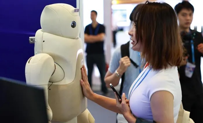 Pengunjung berinteraksi dengan robot di Forum Inovasi Pujiang 2025 yang diadakan di Shanghai, Tiongkok | dok: gov.cn Pengunjung berinteraksi dengan robot di Forum Inovasi Pujiang 2025 yang diadakan di Shanghai, Tiongkok | dok: gov.cn